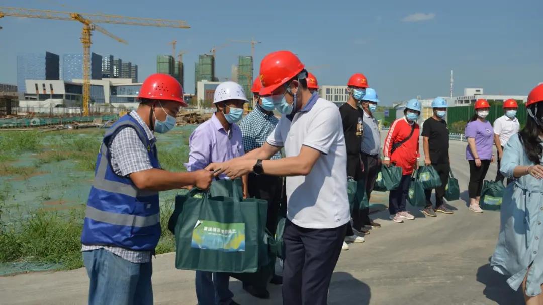 關愛員工：公司開展“夏季送清涼”活動